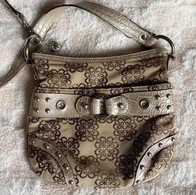 Cartera cruzada o de hombro Kathy beige marrón con herrajes plateados Foto 1 de 4