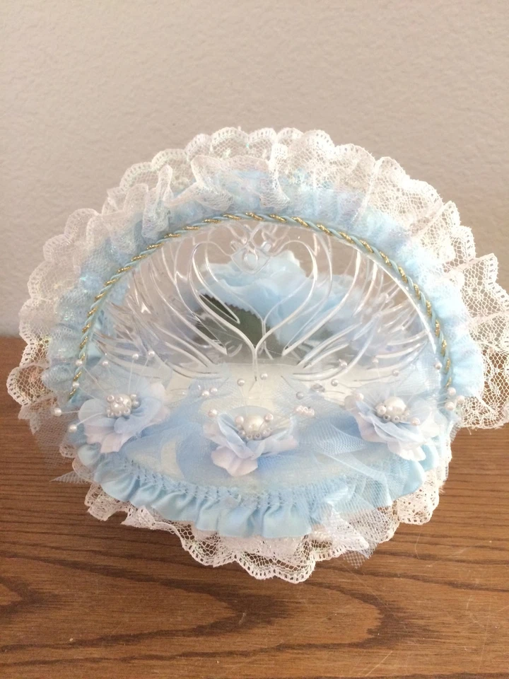 Decoración de pastel de boda vintage azul claro floral y encaje hecho a mano corazón de cisne Foto 1 de 4