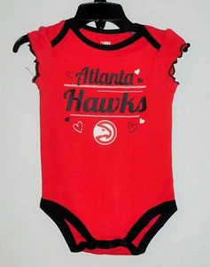 Ropa de la NBA de una sola pieza roja con corazones de los Atlanta Hawks de 3-6 meses - Imagen 1 de 2