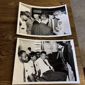 Muhammad Ali en la prisión de Folsom: 2 fotos vintage en blanco y negro 5"x7" - Imagen 1 de 4