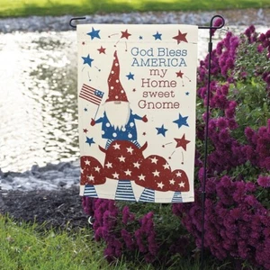 BANDERA DE JARDÍN ~ Dios bendiga AMERICA My Home Sweet Gnomo ~ Poliéster ~ Doble cara ~ 12"x18" - Imagen 1 de 3