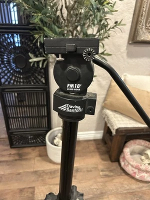 DAVIS & SANFORD TRIPOD WITH FM18 HEAD - Image 1 of 4