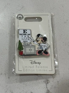 Prendedor y tarjeta oftalmólogo Disney 2022 Día del Médico Dr. Minnie Mouse tabla de ojos - Imagen 1 de 3