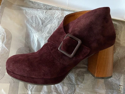 BOTINES CHIE MIHARA GAMUZA EN BORGOÑA MONJE CORREA MADERA TRAPECIO TACÓN 39.5 Foto 1 de 4