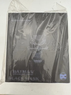 Juego de caja de lujo Mezco One:12 Batman Sovereign Knight vs Black Mask Foto 1 de 3