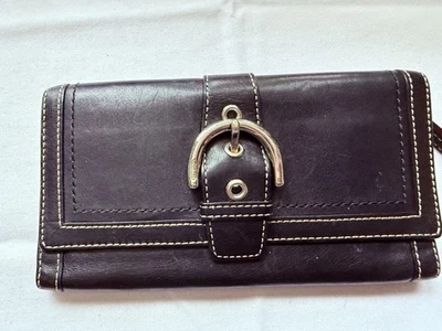 Cartera COACH SOHO de cuero negra triple pliegue hebilla con acento plateado bonita usada Foto 1 de 4