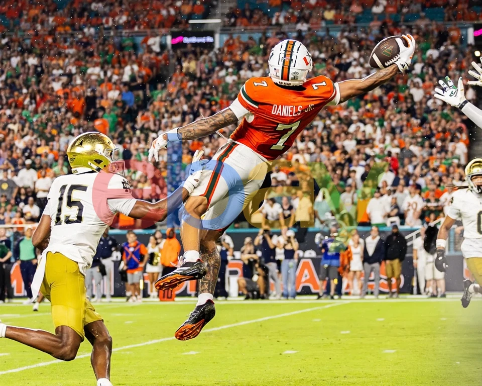 Foto de fútbol americano CJ Daniels One Handed Catch Touchdown Miami Hurricanes 8x10 NCAA Foto 1 de 1