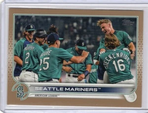 Nr. 489 Topps 2022 Series 2 Seattle Mariners Team Card Gold 1896/2022 - Bild 1 von 2