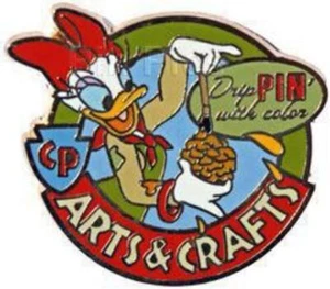 Spilla Disney 55204 DLR Camp Pin-e-ha-ha distintivo merito arti e mestieri evento margherita anatra - Foto 1 di 1