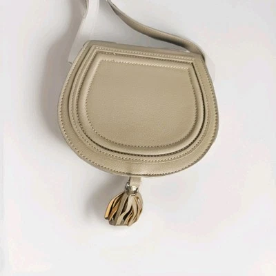 Elegante Bolso de Sillín Beige con Acento de Borla Correa Ajustable Nuevo con Etiquetas Inspirado en Diseñador Foto 1 de 4