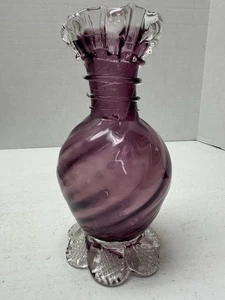 Vintage lila mundgeblasene Glasvase gekräuselt Rum befestigt klar gewellter Sockel Wirbel - Bild 1 von 7