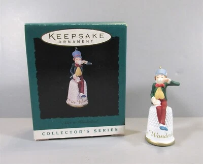 Ornamento miniatura Hallmark Alice no País das Maravilhas "chapeleiro louco" sentado no dedal - Imagem 1 de 4