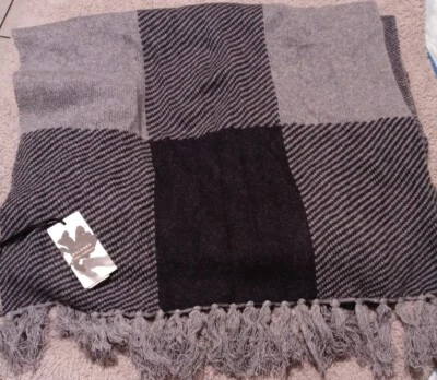 Cachecol halógeno novo sem etiquetas US$ 149,00 CINZA FRANJAS COMBO URZE MÉDIA - Imagem 1 de 4