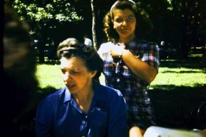 35mm Colour Slide- Thanksgiving lunch outside (2)1960's USA - Bild 1 von 1