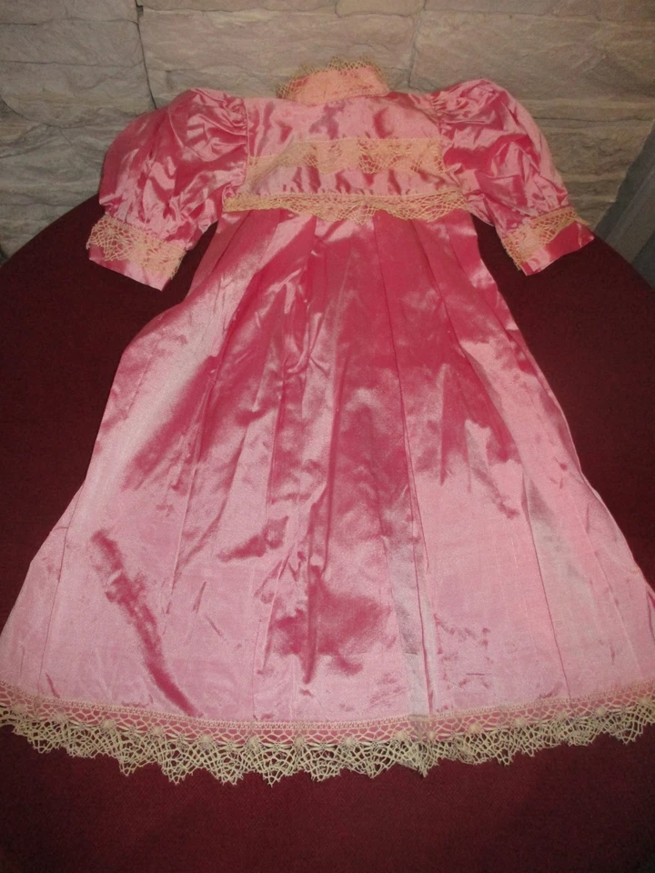 MAGNIFIQUE ROBE ROSE TISSU SATINE  AVEC DENTELLE ANCIENNE POUR POUPEE ANCIENNE - Photo 1/4