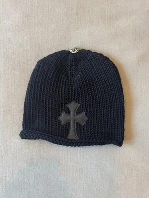 Gorro tejido corazones cromados con parche cruzado de cuero Foto 1 de 3