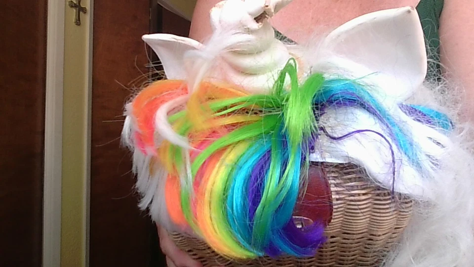 Peluca de pelo unicornio-cuerno, 2 orejas, flequillo arco iris, melena blanca Halloween *usada/áspera Foto 1 de 4