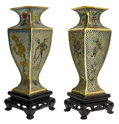 Par de jarrones antiguos chinos de plique con motivo de pez A Jour esmaltado sobre bases de madera Foto 1 de 4