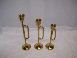 VINTAGE FRENCH HORN BRASS TAPER CANDLE HOLDERS HOLIDAY CHRISTMAS CANDLE SET of 3 - Bild 1 von 3