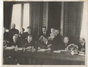 OFFICIAL PHOTOGRAPH CHURCHILL MOLOTOV EDEN UNITED KINGDOM SOVIET TREATY 1941 - Picture 1 of 3