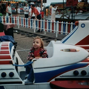 Foto de barco cohete Kids Carnival Ride 1998 rojo blanco y azul transbordador espacial años 90 de colección - Imagen 1 de 3
