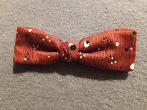 Pajarita con clip para hombre Wembley rojo óxido lunares estilo clásico - Imagen 1 de 3