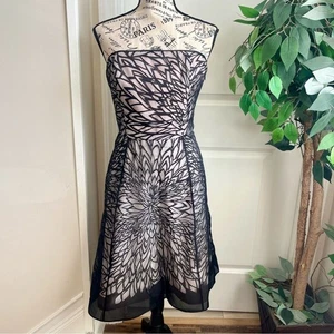 Vestido midi floral con superposición de malla sin tirantes White House Black Market rosa talla 6 - Imagen 1 de 16