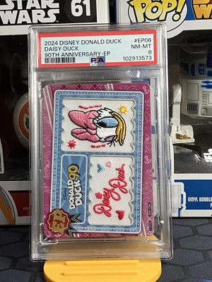 2024 Disney Donald Duck 90th Anniversary Daisy Duck нашивка реликвия с автографом #EP06 PSA 8 - Изображение 1 из 4