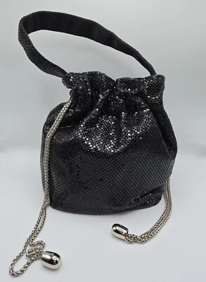 Mini bolso cubo Gianni Bini de malla negra con lentejuelas metálicas Foto 1 de 4