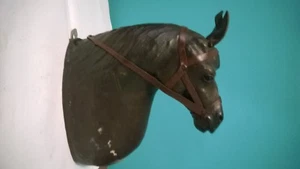 Estatuilla grande de semental de montaje con cabeza de caballo envuelta en cuero de belleza equina - Imagen 1 de 10