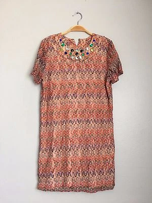 Vestido TBAGS Los Angeles Manga Corta Estampado Piedra Cuentas Rojo Óxido M $178 Foto 1 de 4