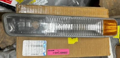 16524676 Lámpara de cabeza de pasajero delantero genuina GM compatible con '99-'07 Sierra 150002 Foto 1 de 3