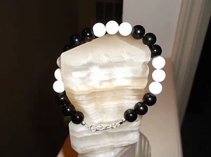 MEN'S HANDMADE 9 1/4" 10 MM BLACK/WHITE AGATE BEADED BRACELET - Picture 1 of 9