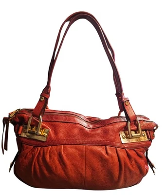 Bolso de hombro holgado de cuero granulado rojo B. Makowsky con herrajes dorados elegante glamour Foto 1 de 4