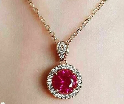Colgante de halo de rubí rojo creado en laboratorio de corte redondo de 4 quilates enchapado en oro rosa de 14 quilates cadena gratis Foto 1 de 4