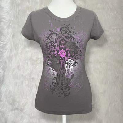 Camiseta Híbrida Gris Oscuro Gótico Grunge Gráfico con Acentos Cruzados y Púrpura Brillante Foto 1 de 4