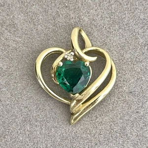 Ciondolo cuore smeraldo oro giallo 10 kt accento diamante 2,93 g firmato AJ vintage - Foto 1 di 8