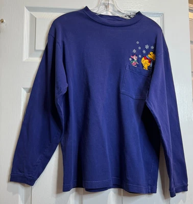 复古迪士尼商店女式 T 恤小熊维尼雪长袖紫色口袋 M — 第 1/4 张图片