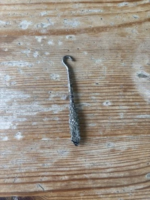VINTAGE / ANTIQUE SOLID SILVER BUTTON HOOK SMALL POCKET - Image 1 of 2