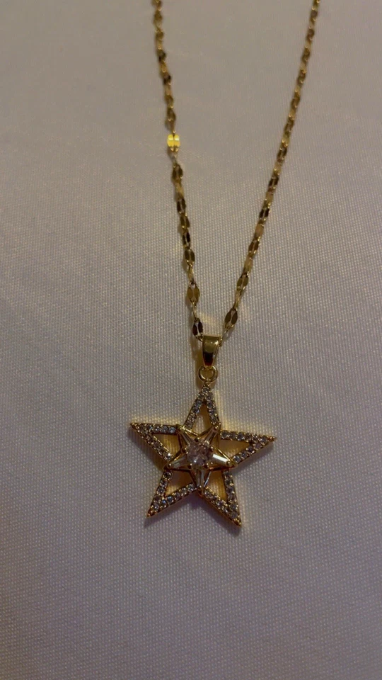 Collar estrella de cuatro puntas chapado en oro con circonitas cúbicas brillantes Foto 1 de 3