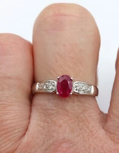 Anillo de Mujer Hecho de Oro Blanco 18KT Con Rubí De 0.60CT y Diamantes - Imagen 1 de 12