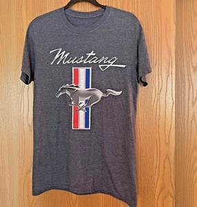 ORIGINAL GRÖSSE M FORD MUSTANG MELIERT BLAU LAUFPFERD LOGO GRAFIK T-SHIRT - Bild 1 von 4