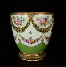 Sèvres Importante vase ou cache pot en porcelaine et monture en bronze 
