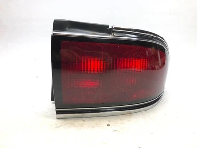 Оригинальный задний фонарь для правостороннего пассажира Buick Lesabre 1992–1996 годов выпуска 16515388 - Изображение 1 из 4