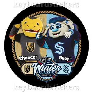 2024 INVERNO CLASSICO DUELLO SEATTLE HOCKEY DISCO MASCOTTE CHANCE vs BOOY - NUOVO - Foto 1 di 2