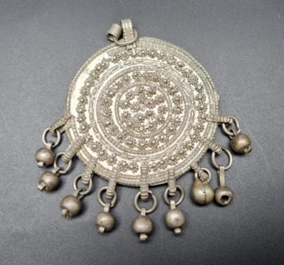 Antiguo colgante otomano turco bajo de plata amuleto campanas de filigrana Oriente Medio Foto 1 de 4