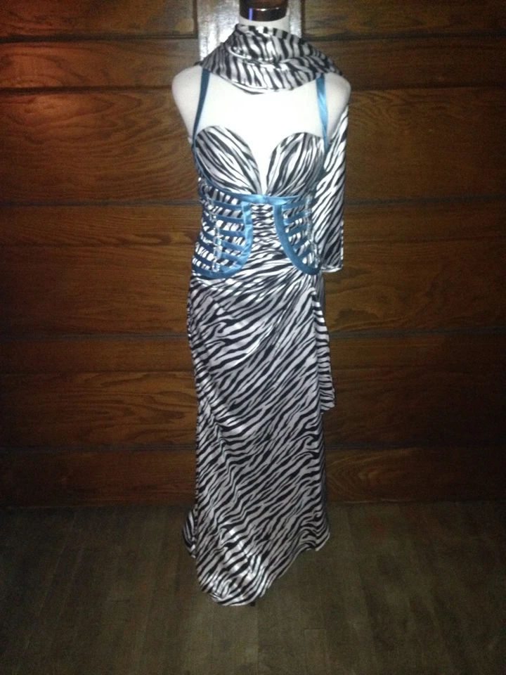 womens evening dresses - Image 1 of 4