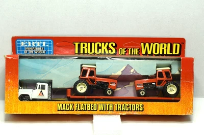 Tractor Ertl 1:64 Trucks Of The World Mack con remolque de plataforma plana y 2 Allis-Chalmers Foto 1 de 4