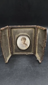 Marco de fotos antiguo. Retrato de dama en miniatura. Marco de latón. Plegable. Ovalado... - Imagen 1 de 6