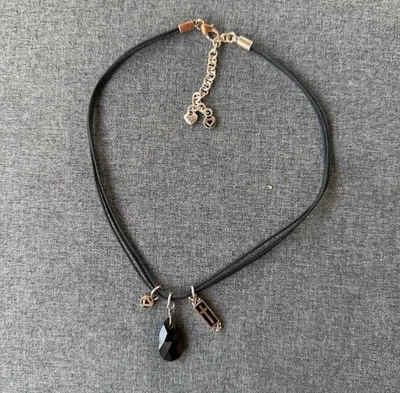 Collar Brighton 3 Cordones 3 Colgantes Dijes Cruz Negro Cristal Corazón Gótico Grunge Foto 1 de 4